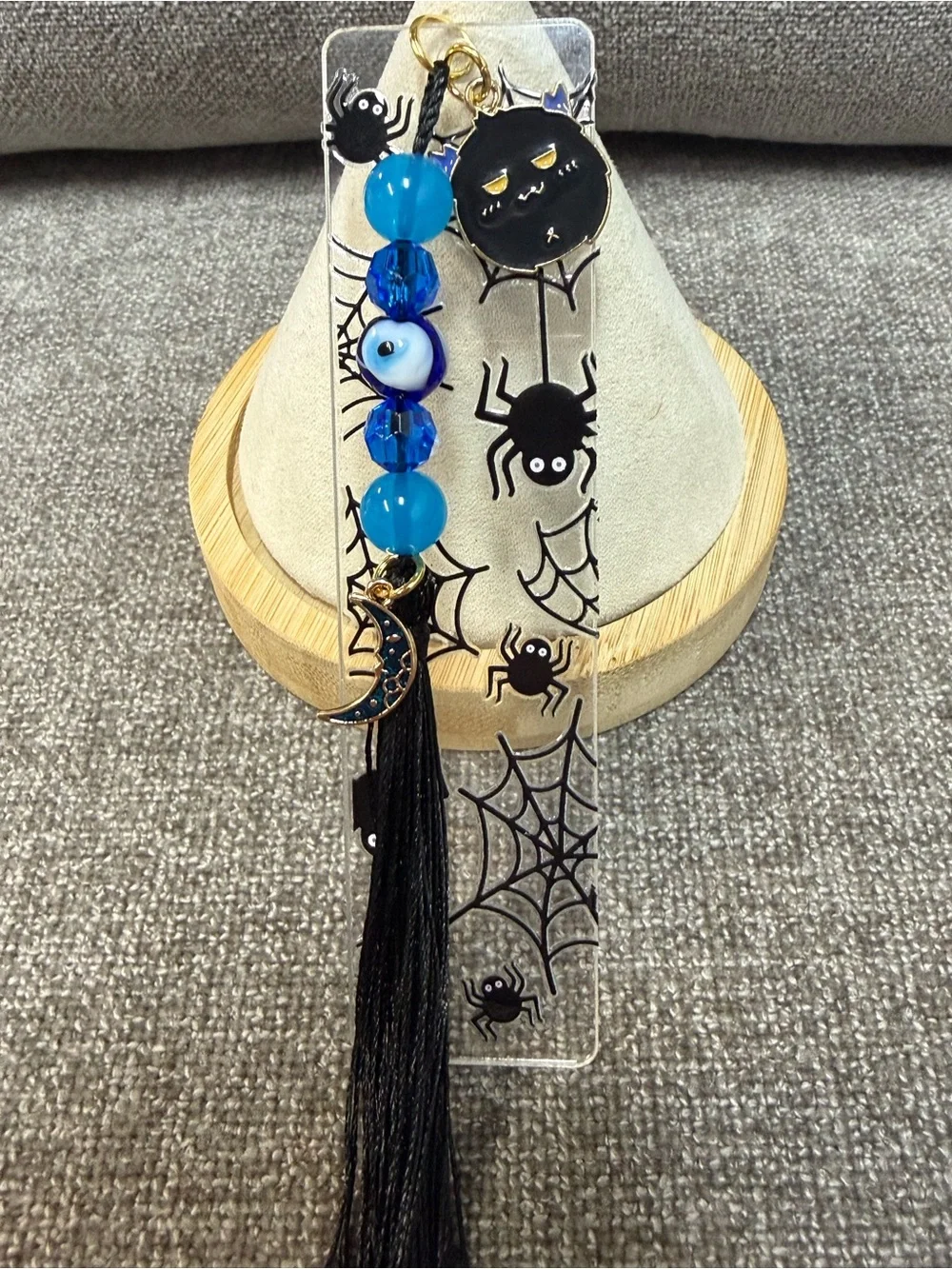 🧿Acrylic bookmark “Spiders” design, beads and 2 Charms. NWOT (Size small )